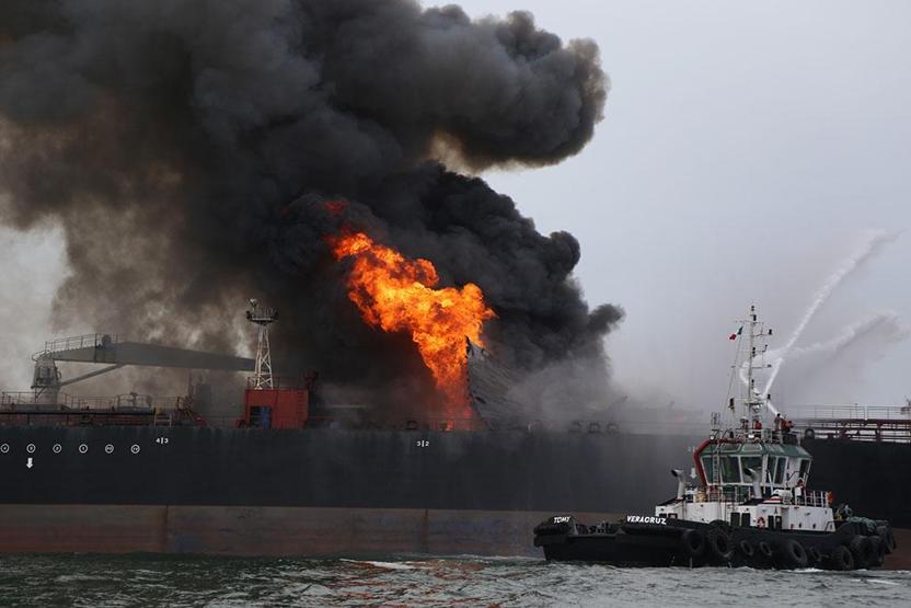 Dev tanker alev alev yanıyor
