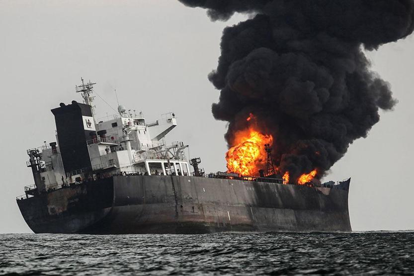 Dev tanker alev alev yanıyor