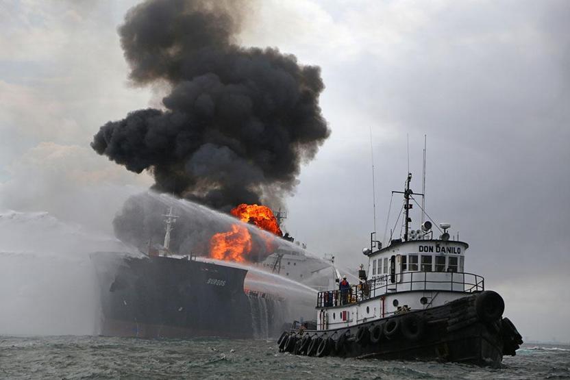 Dev tanker alev alev yanıyor