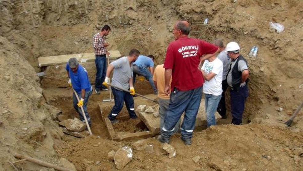 Çanakkkalede su borusu patladı, 3 lahit ortaya çıktı