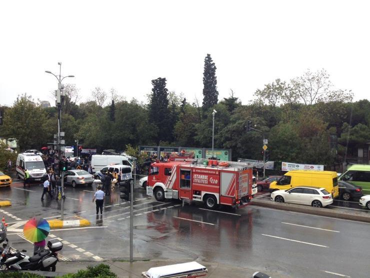 Maslakta beton mikseri 7 araca çarpıp devrildi