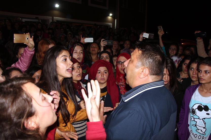 Kız yurdunda kız kaçırma protestosu