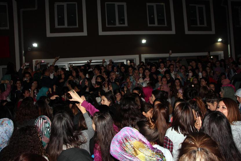 Kız yurdunda kız kaçırma protestosu