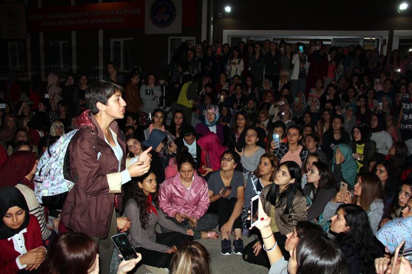 Kız yurdunda kız kaçırma protestosu
