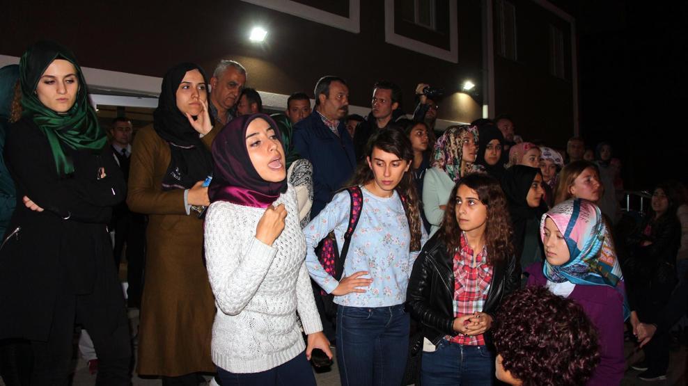 Kız yurdunda kız kaçırma protestosu