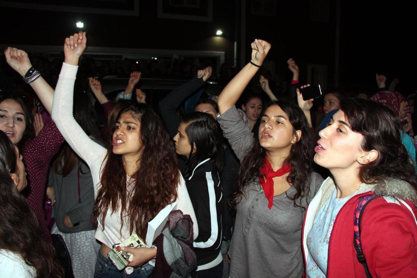 Kız yurdunda kız kaçırma protestosu