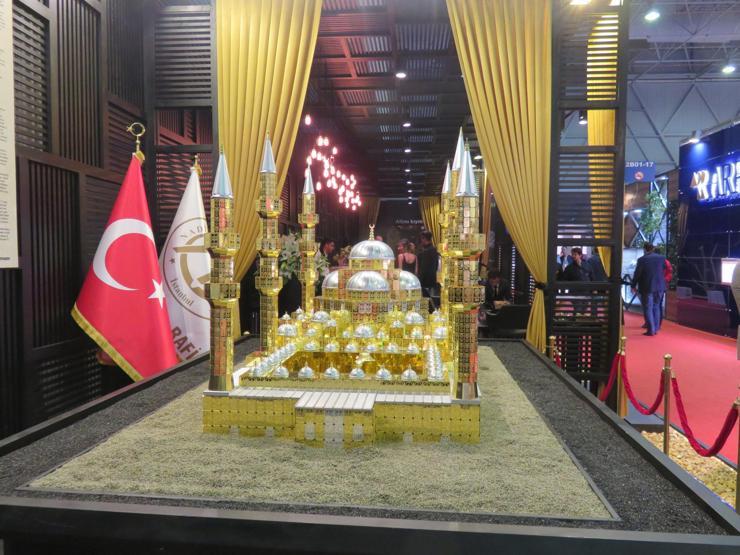 Yüzlerce kilo altın ve gümüşten minyatürünü yaptılar