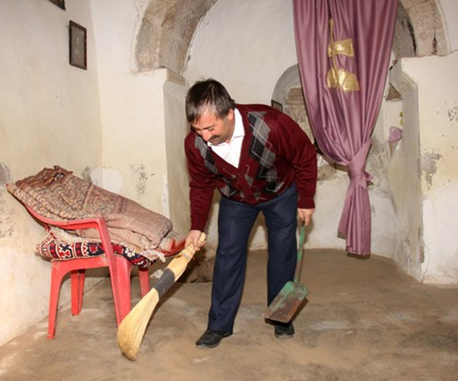 Tarihi kilise imama emanet