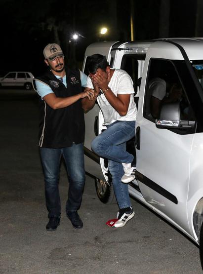Polisi alarma geçiren çarşaflı erkek aşık çıktı