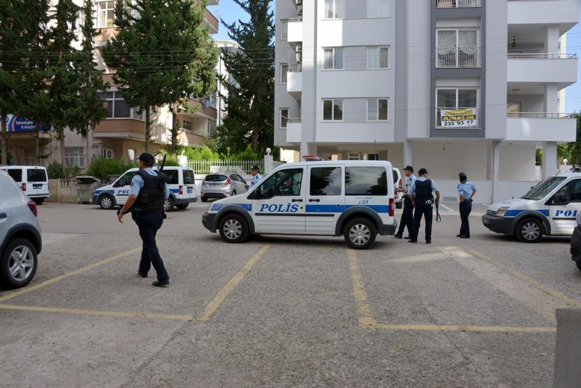 Polisi alarma geçiren çarşaflı erkek aşık çıktı