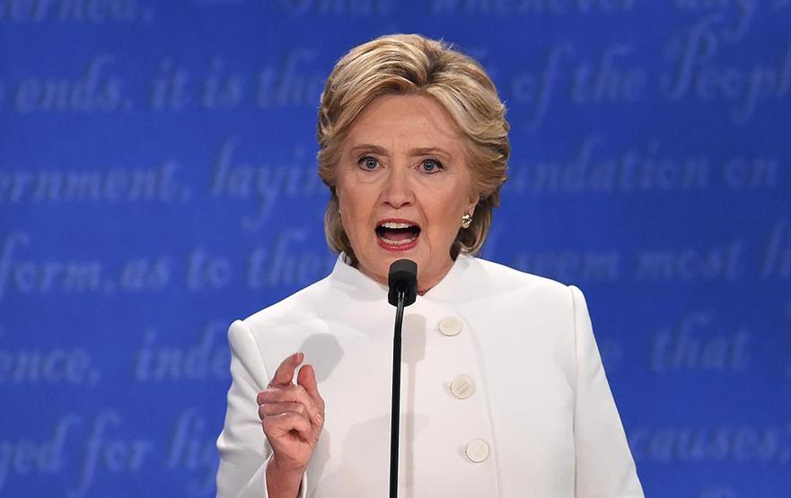 Hillary Clintonun kıyafetindeki sessiz mesaj neydi