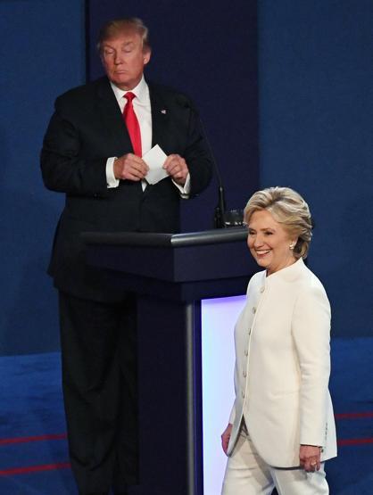 Hillary Clintonun kıyafetindeki sessiz mesaj neydi