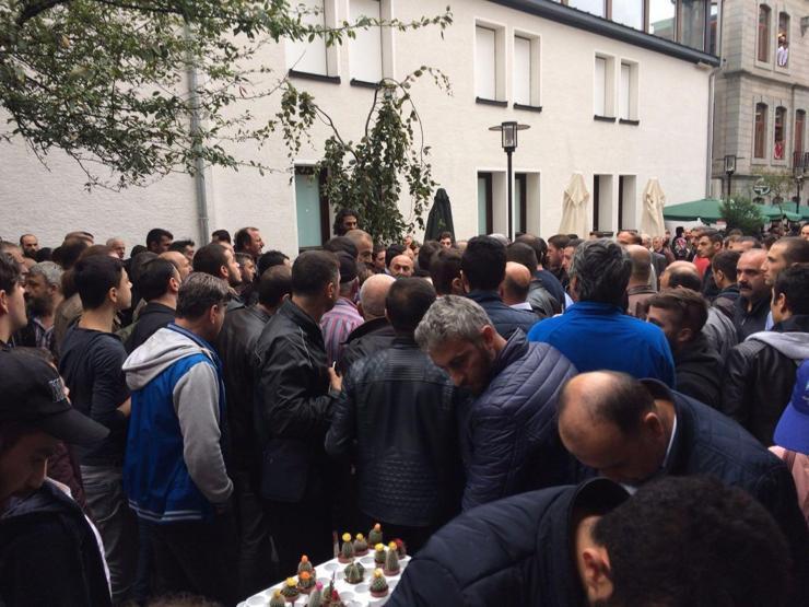 Broşür dağıttırmayan apartman görevlisi ve oğlunu vurdu