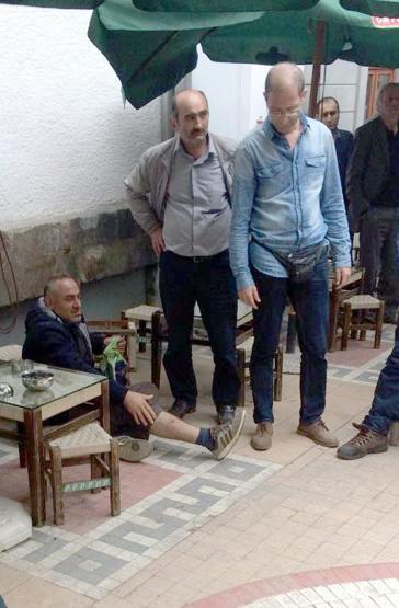 Broşür dağıttırmayan apartman görevlisi ve oğlunu vurdu