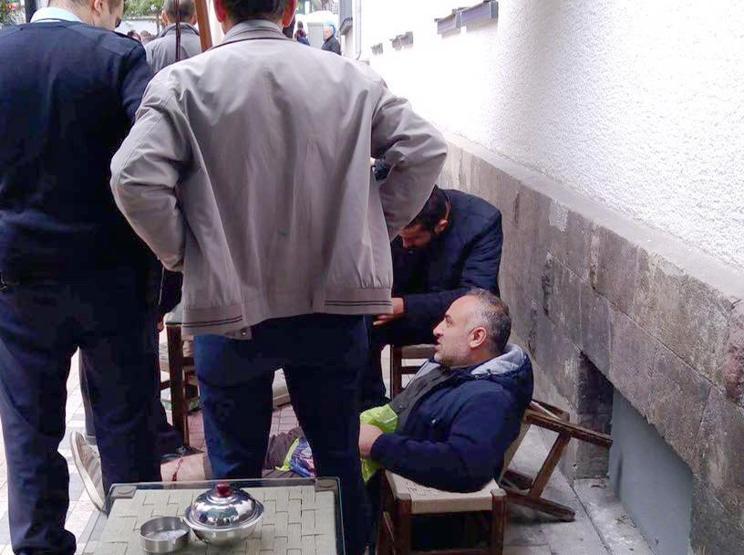 Broşür dağıttırmayan apartman görevlisi ve oğlunu vurdu