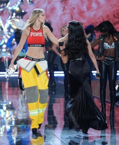 Shanina Shaik Victorias Secret defilesine alınmadı