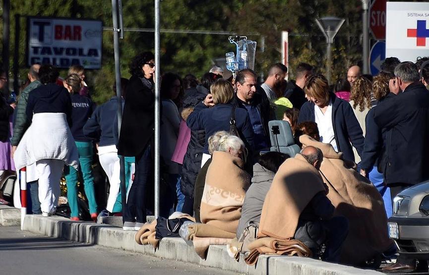İtalyadaki 6.6lık depremden ilk fotoğraflar