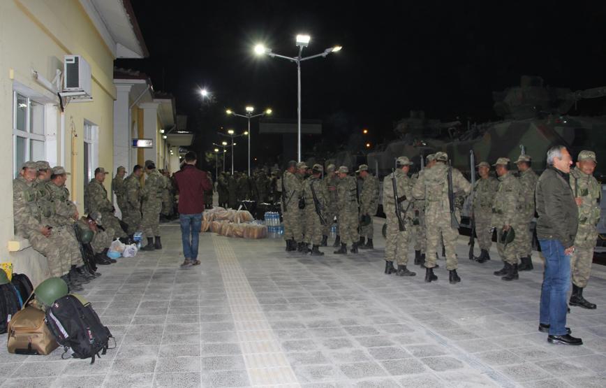 Yüzlerce asker ve askeri araç gece yarısı sınıra gitti