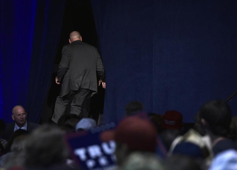 Trumpı apar topar kaçırdılar