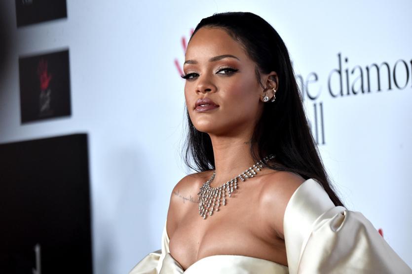 Rihanna rengini belli etti