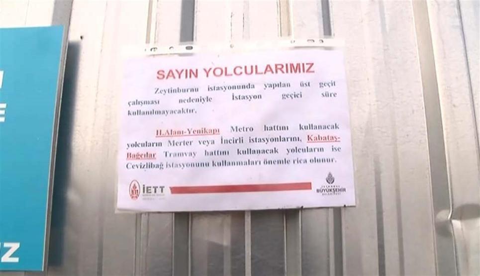 Metrobüs durağı doldu taştı, büyük tehlike yaşandı