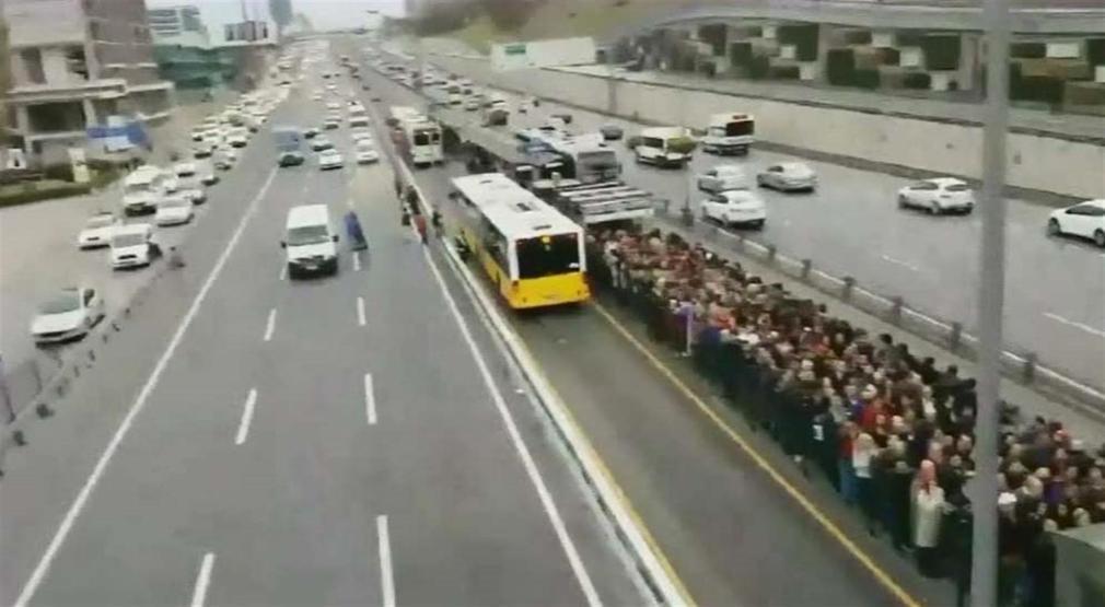Metrobüs durağı doldu taştı, büyük tehlike yaşandı