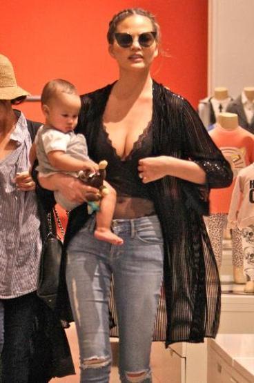 Chrissy Teigen kızıyla alışveriş turunda