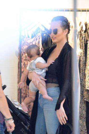 Chrissy Teigen kızıyla alışveriş turunda