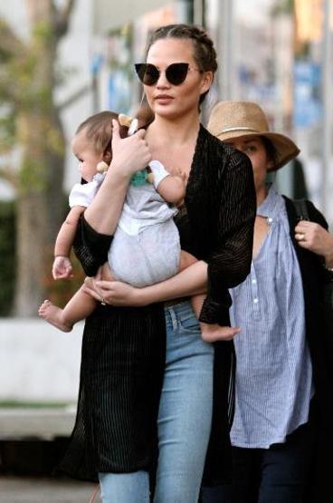Chrissy Teigen kızıyla alışveriş turunda
