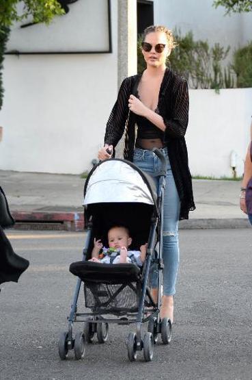 Chrissy Teigen kızıyla alışveriş turunda