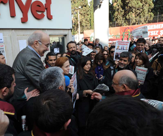 Avukatlar cübbeleri ile Cumhuriyet Gazetesine yürüdü