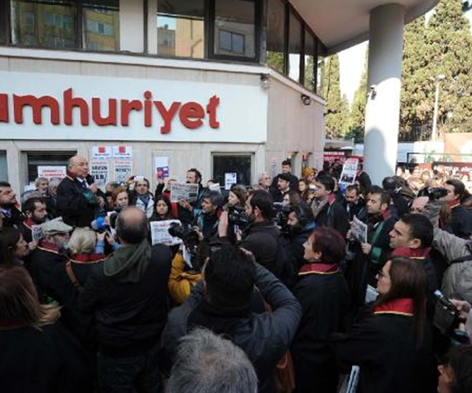 Avukatlar cübbeleri ile Cumhuriyet Gazetesine yürüdü