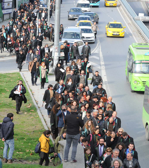 Avukatlar cübbeleri ile Cumhuriyet Gazetesine yürüdü