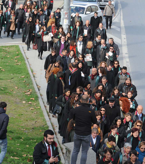 Avukatlar cübbeleri ile Cumhuriyet Gazetesine yürüdü