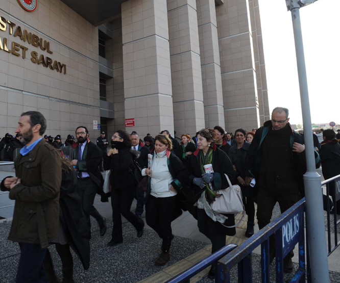 Avukatlar cübbeleri ile Cumhuriyet Gazetesine yürüdü