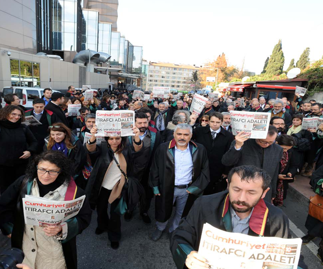 Avukatlar cübbeleri ile Cumhuriyet Gazetesine yürüdü