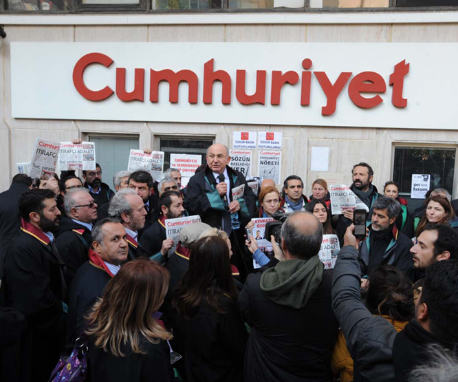 Avukatlar cübbeleri ile Cumhuriyet Gazetesine yürüdü