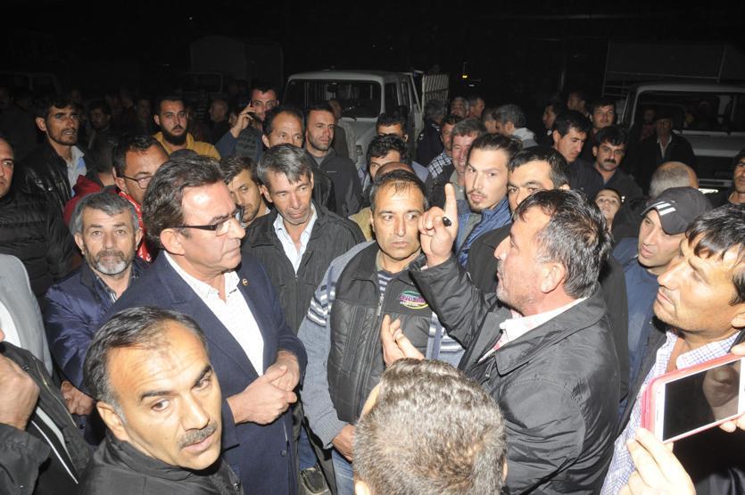 Antalyada çiftçiler hal kapılarını kapatıp eylem yaptı