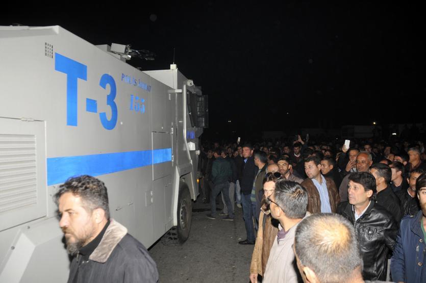 Antalyada çiftçiler hal kapılarını kapatıp eylem yaptı