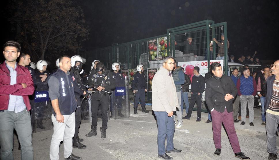 Antalyada çiftçiler hal kapılarını kapatıp eylem yaptı