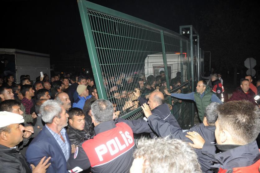Antalyada çiftçiler hal kapılarını kapatıp eylem yaptı
