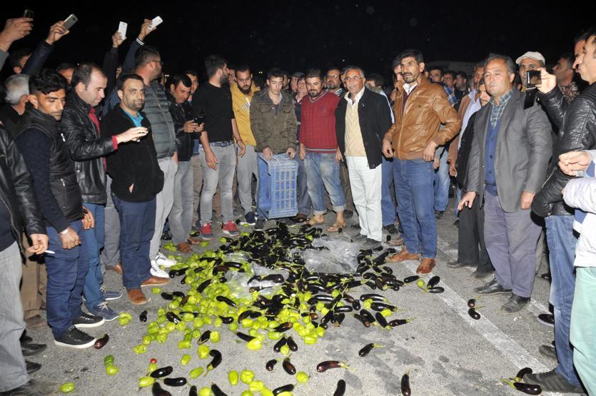 Antalyada çiftçiler hal kapılarını kapatıp eylem yaptı