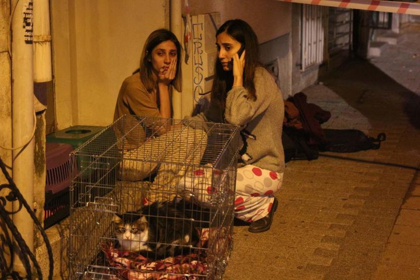 Kadıköyde iki katlı ahşap bina alev alev yandı