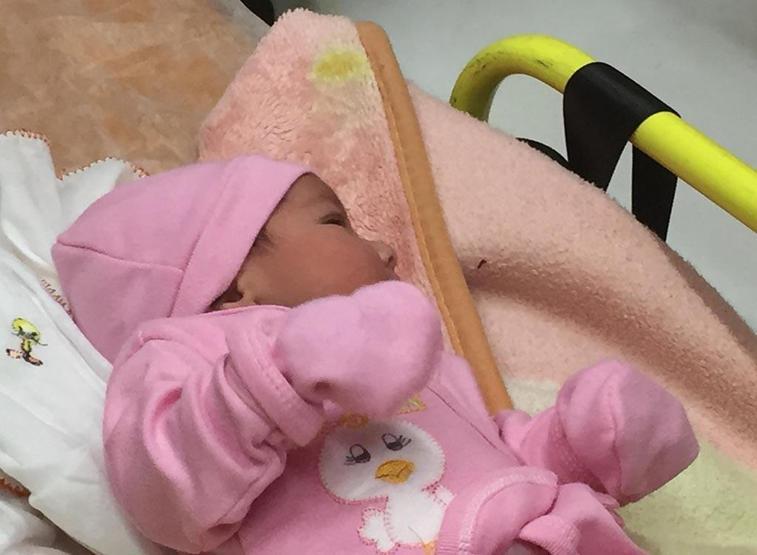 Yeni doğan bebeği poşete koyup arabanın altına bıraktılar