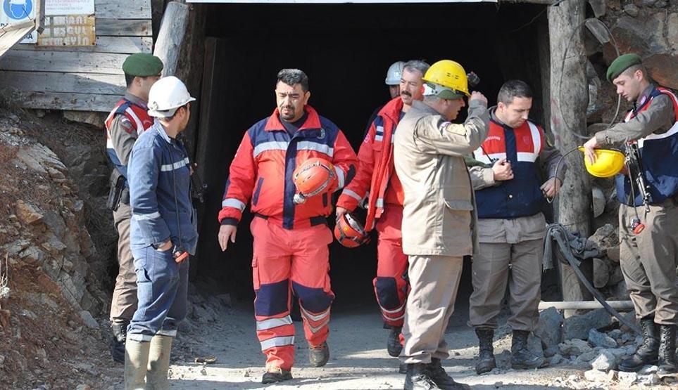 Madendeki göçükten 23 saat sonra sağ çıktı, eşi sevinçten bayıldı