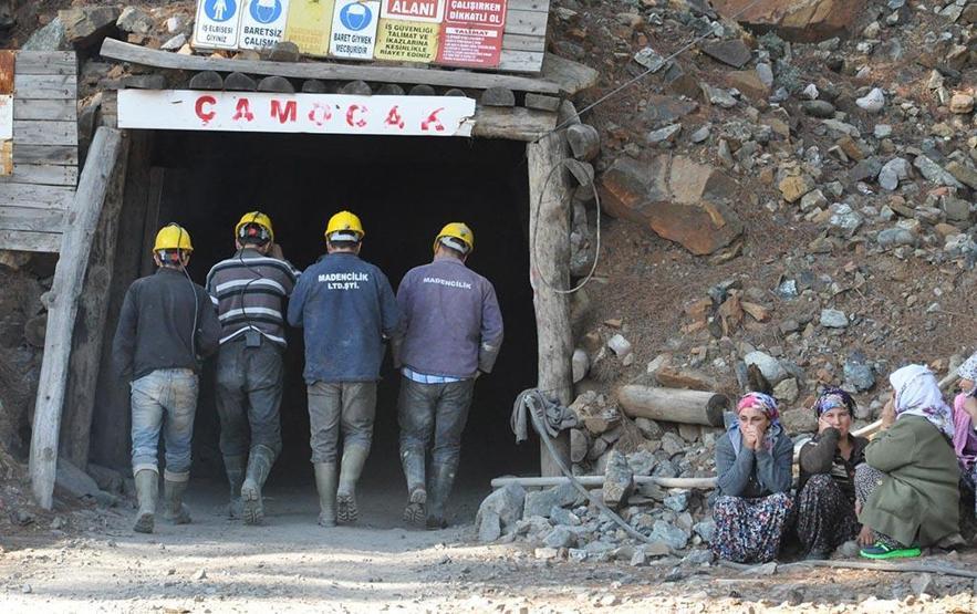 Madendeki göçükten 23 saat sonra sağ çıktı, eşi sevinçten bayıldı