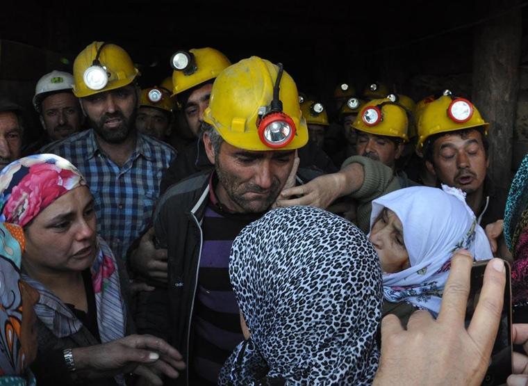 Madendeki göçükten 23 saat sonra sağ çıktı, eşi sevinçten bayıldı
