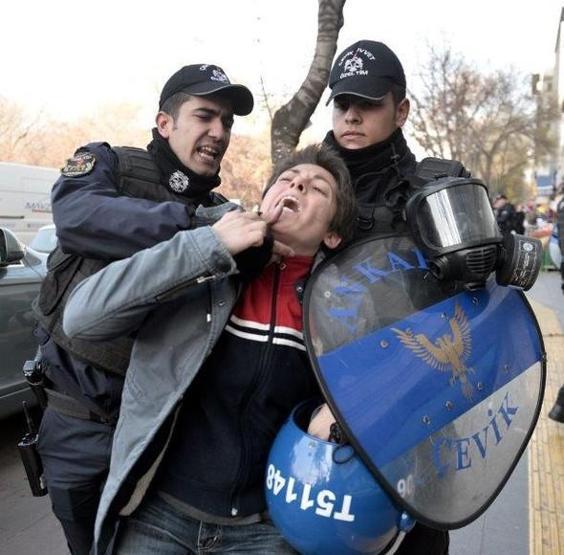 Şiddetle mücadele gününde kadınlara polis müdahalesi