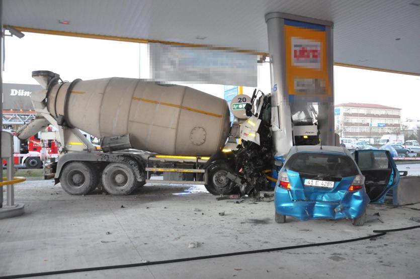 Beton mikseri benzin istasyonuna daldı, facianın eşiğinden dönüldü