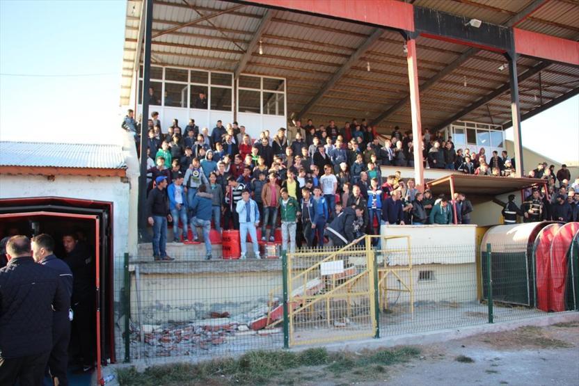 Çıldıran taraftarlar duvarı yıktı